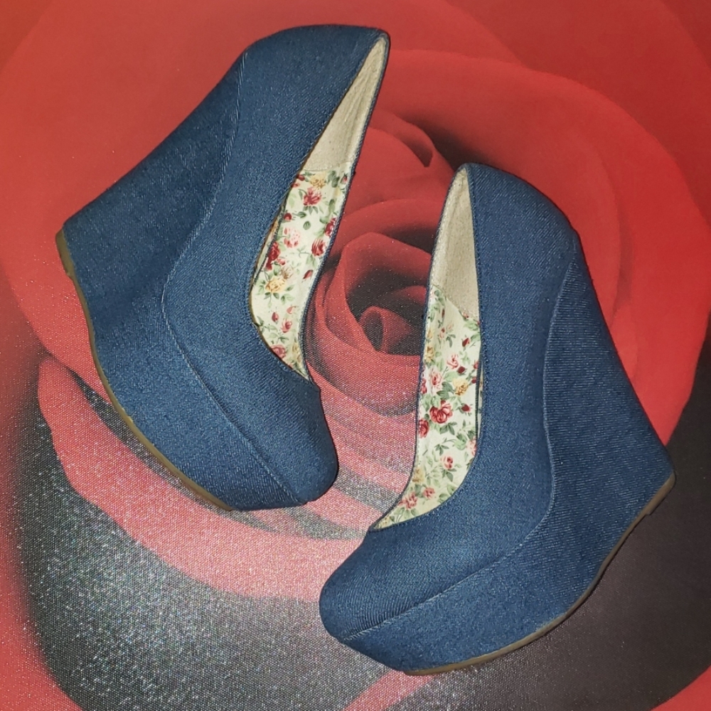Breckelle's Wedge Heels